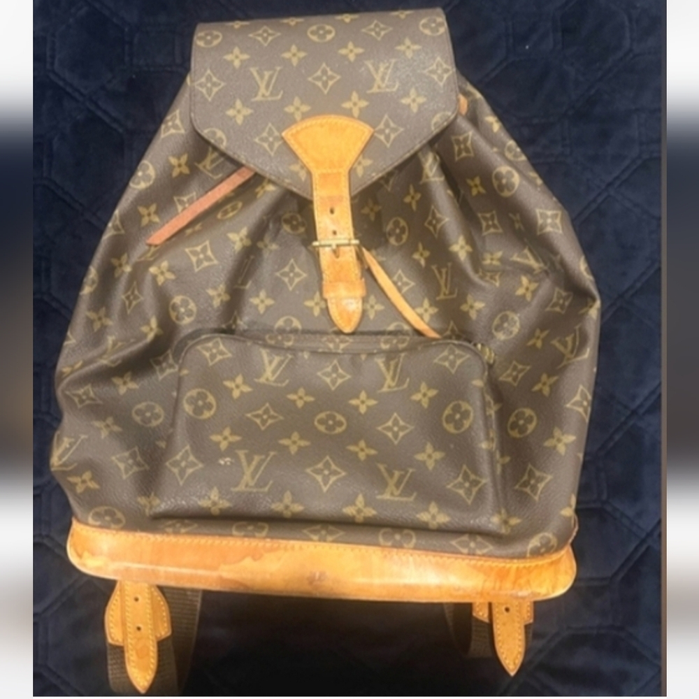 Louis Vuttion Wallet & Backpack Beautiful Bag 100% Authentic Monogram Medium